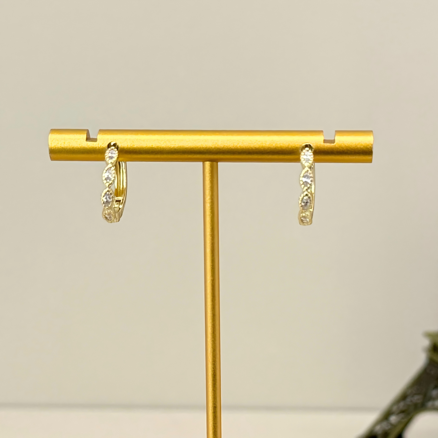 镶嵌白锆石/镀金18k/金色精致/圆环耳饰优雅